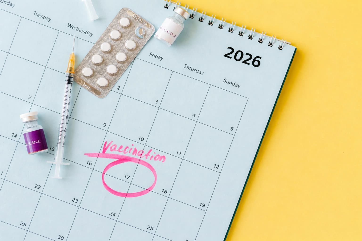 Carnet internacional de vacunación y pasaporte sobre una mesa