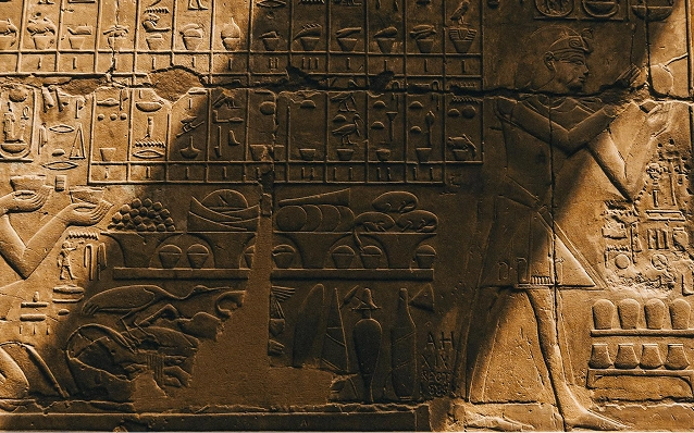 Bajorrelieve con jeroglíficos egipcios